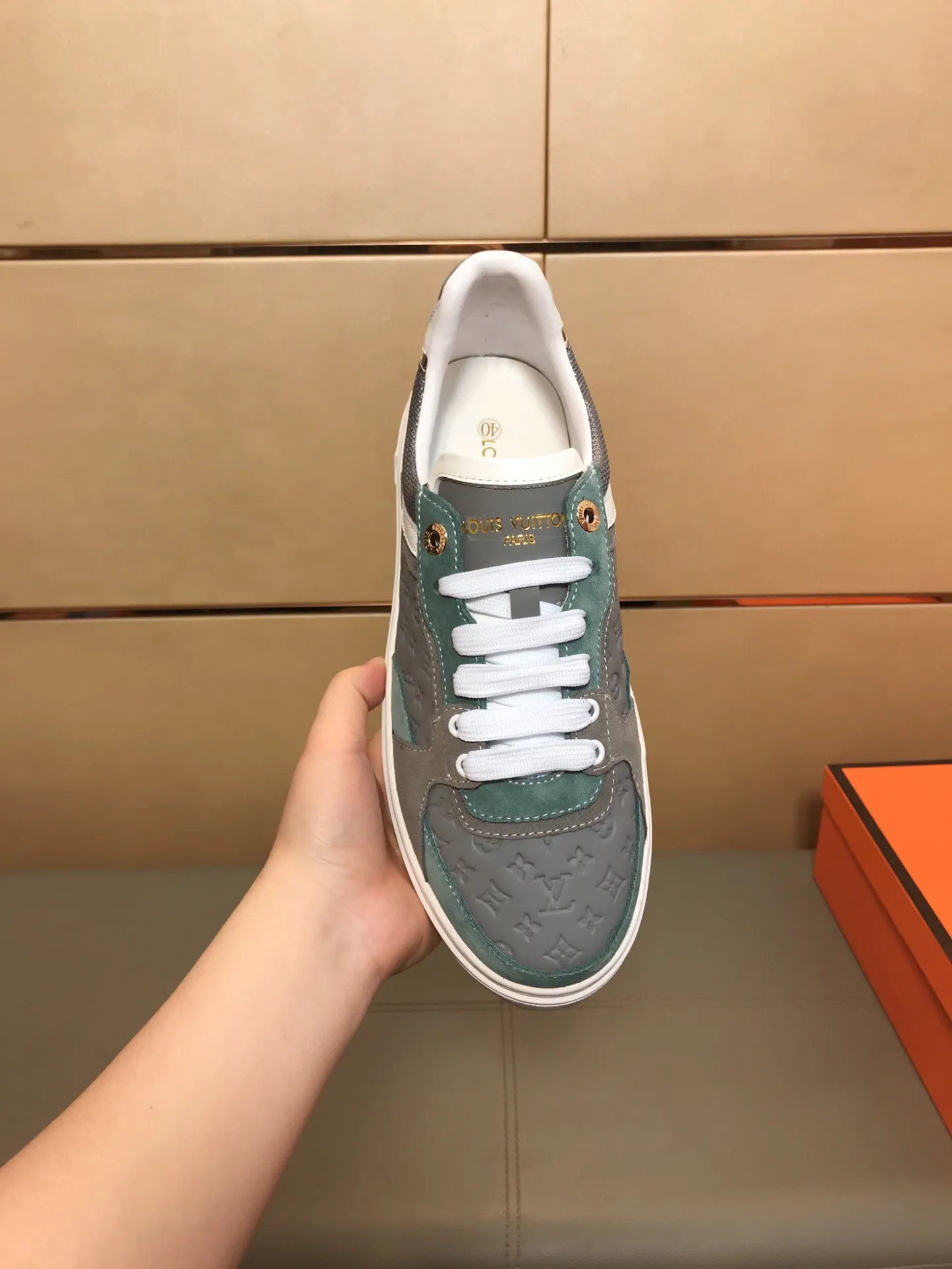Ex-factory price 400 🔥🔥 New model on the market [LV Louis Vuitton] The latest high-quality men's casual shoes, European and American trends 🔰 Perfectly blend noble quality and fashionable texture 💋💋 The upper is made of imported cowhide + brand embossing, sheepskin lining, the overall fashion personality is set off to set off your uniqueness! Classic style, cool and stylish trendy male image🌹 38-44👣